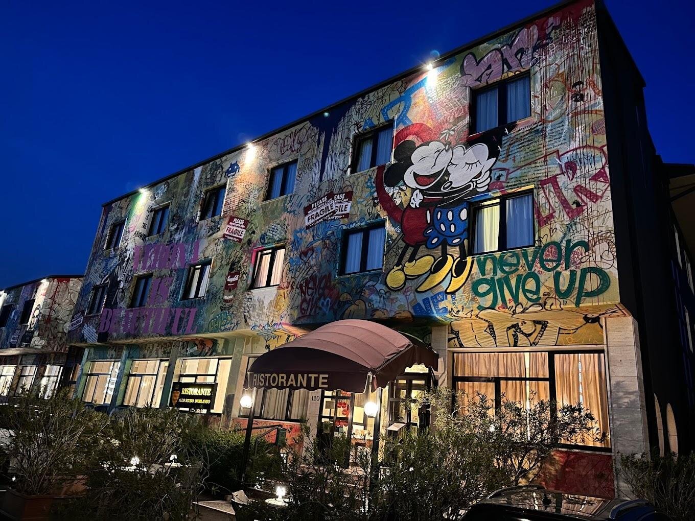 MURALESS ART HOTEL