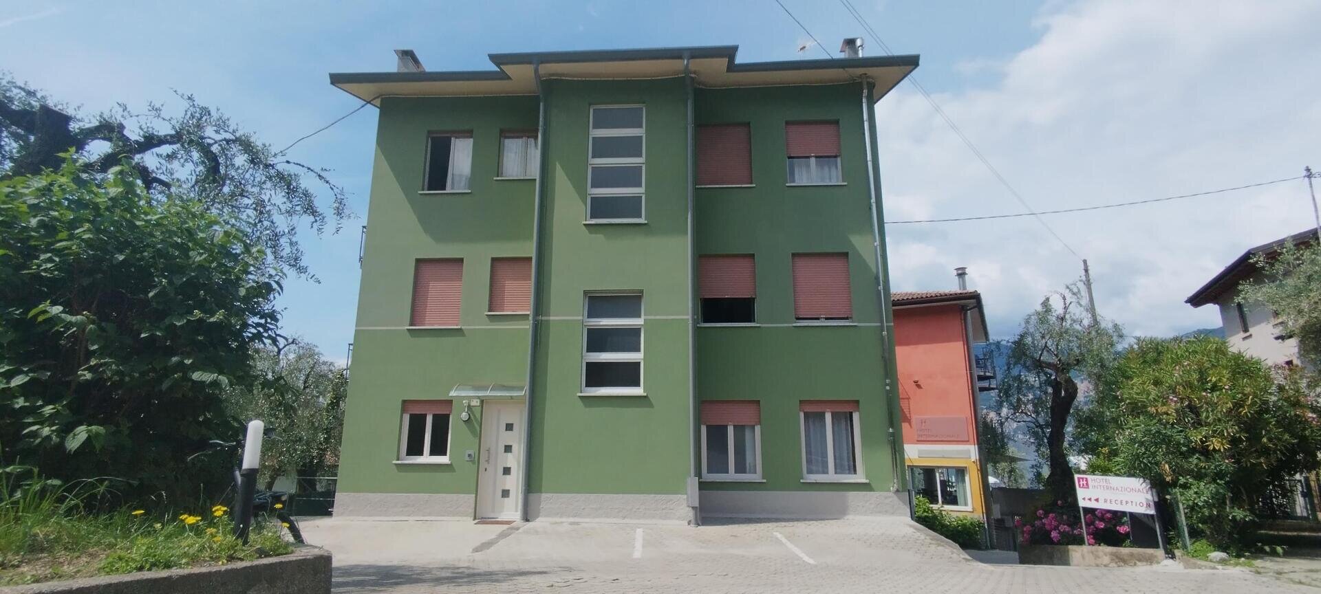 THE GREEN HOUSE