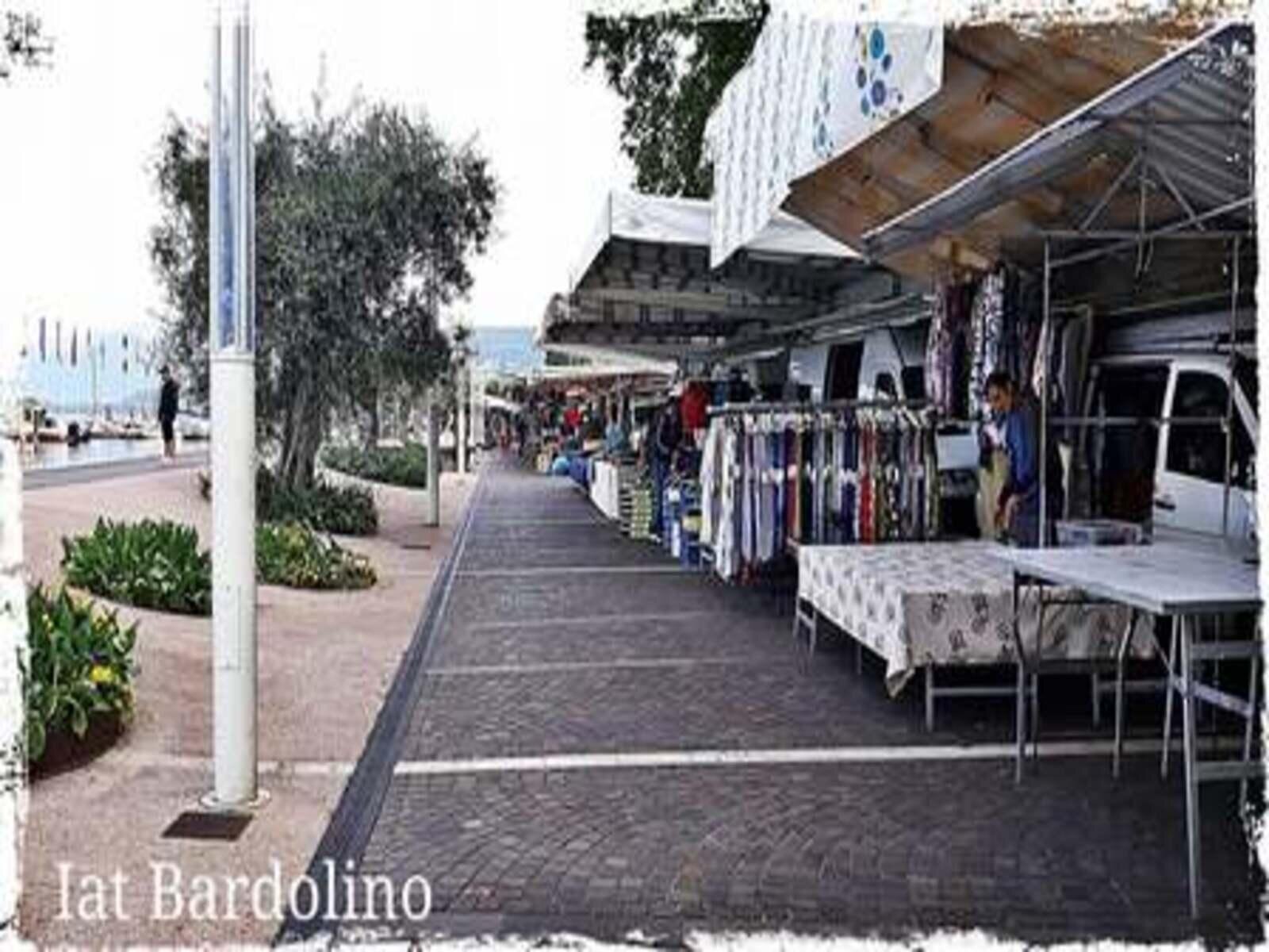 Extraordinary weekly market in Bardolino