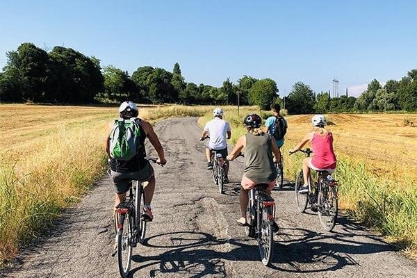 E-bike adventure among villages and medieval castles
