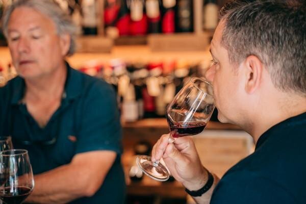 Tasting of Amarone in a historic wine shop in the historic center (in Italian)