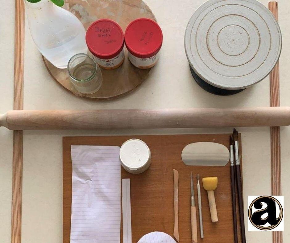 Modella l'argilla in un laboratorio artistico