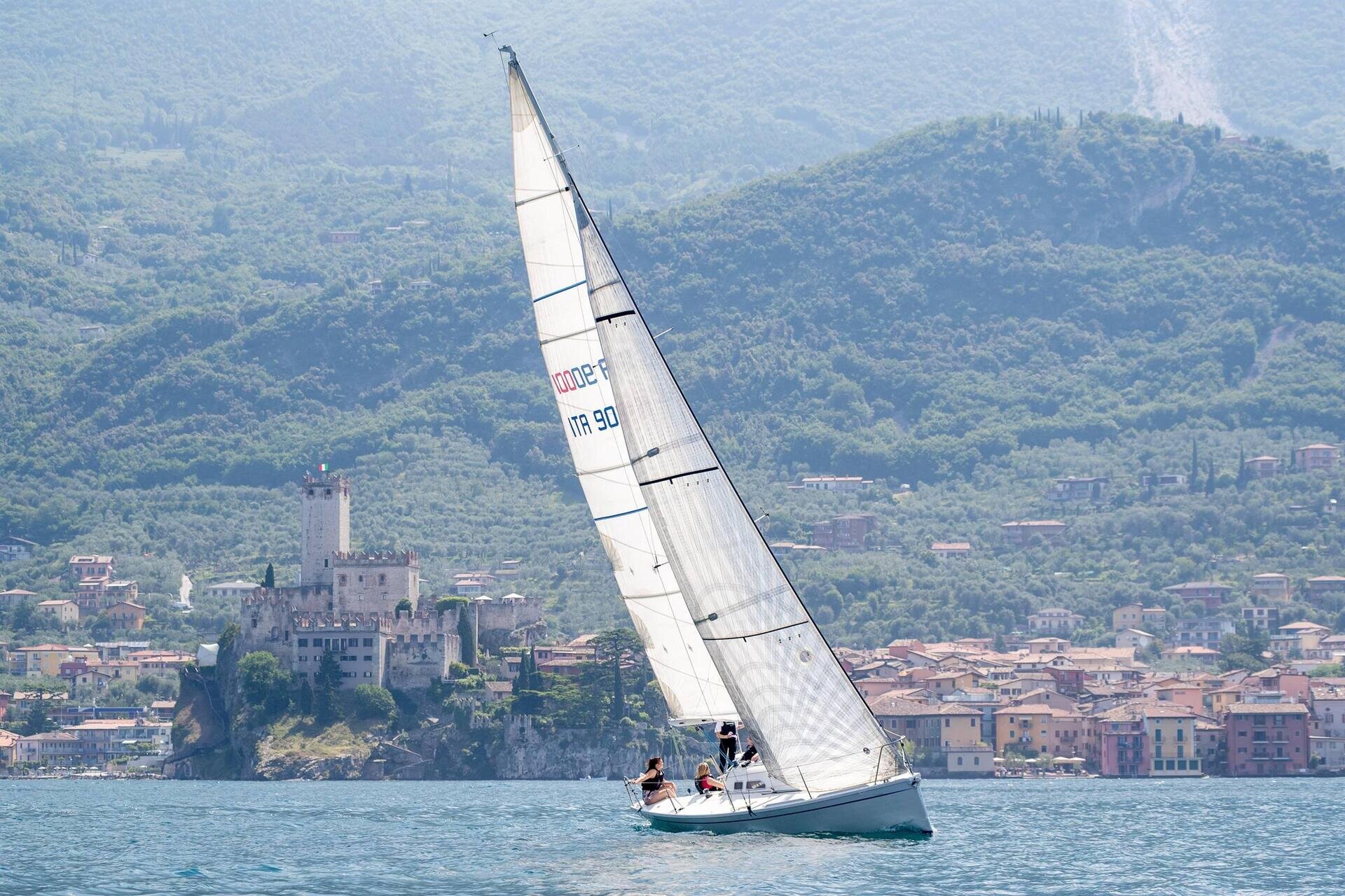 Veleggiata giornaliera sul Garda con imbarcazione PROTEUS90
