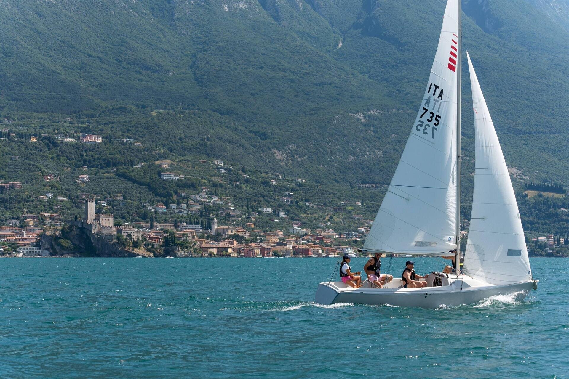 Veleggiata sul Garda: alle cascate del torrente Brasa e Castello di Malcesine