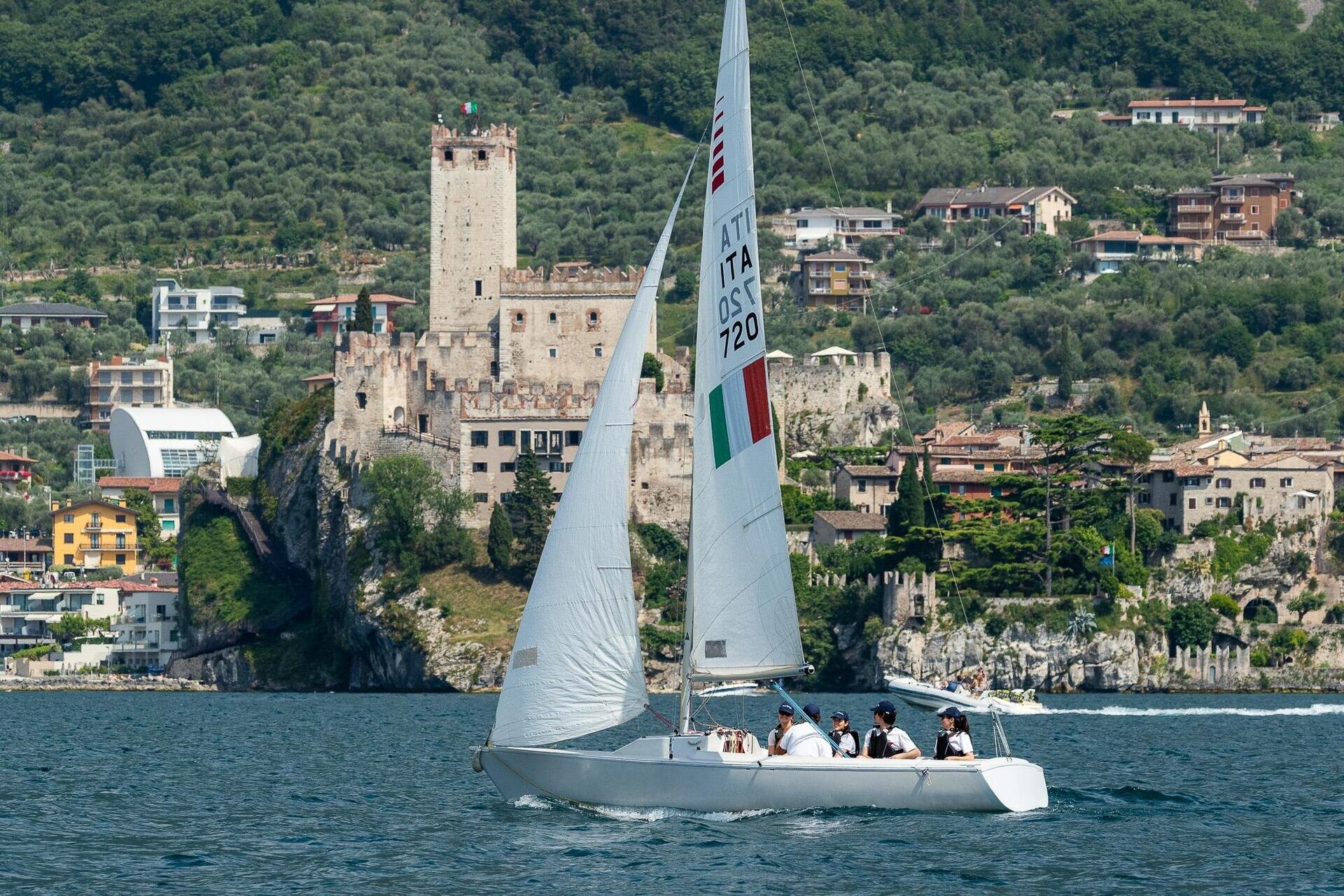 Veleggiata sul Garda: Castello di Malcesine e Isola dell’Olivo