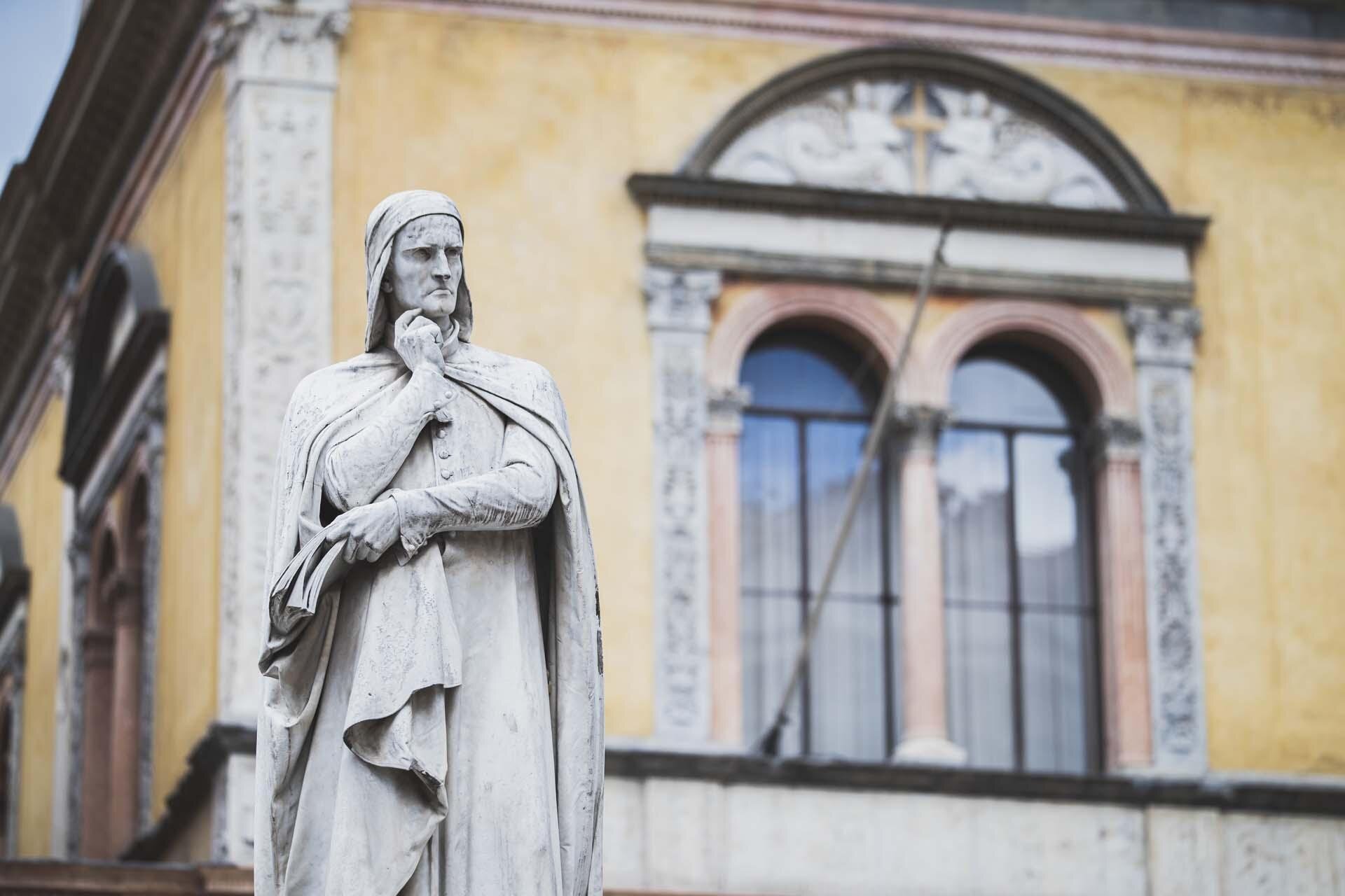 Statua di Dante Alighieri