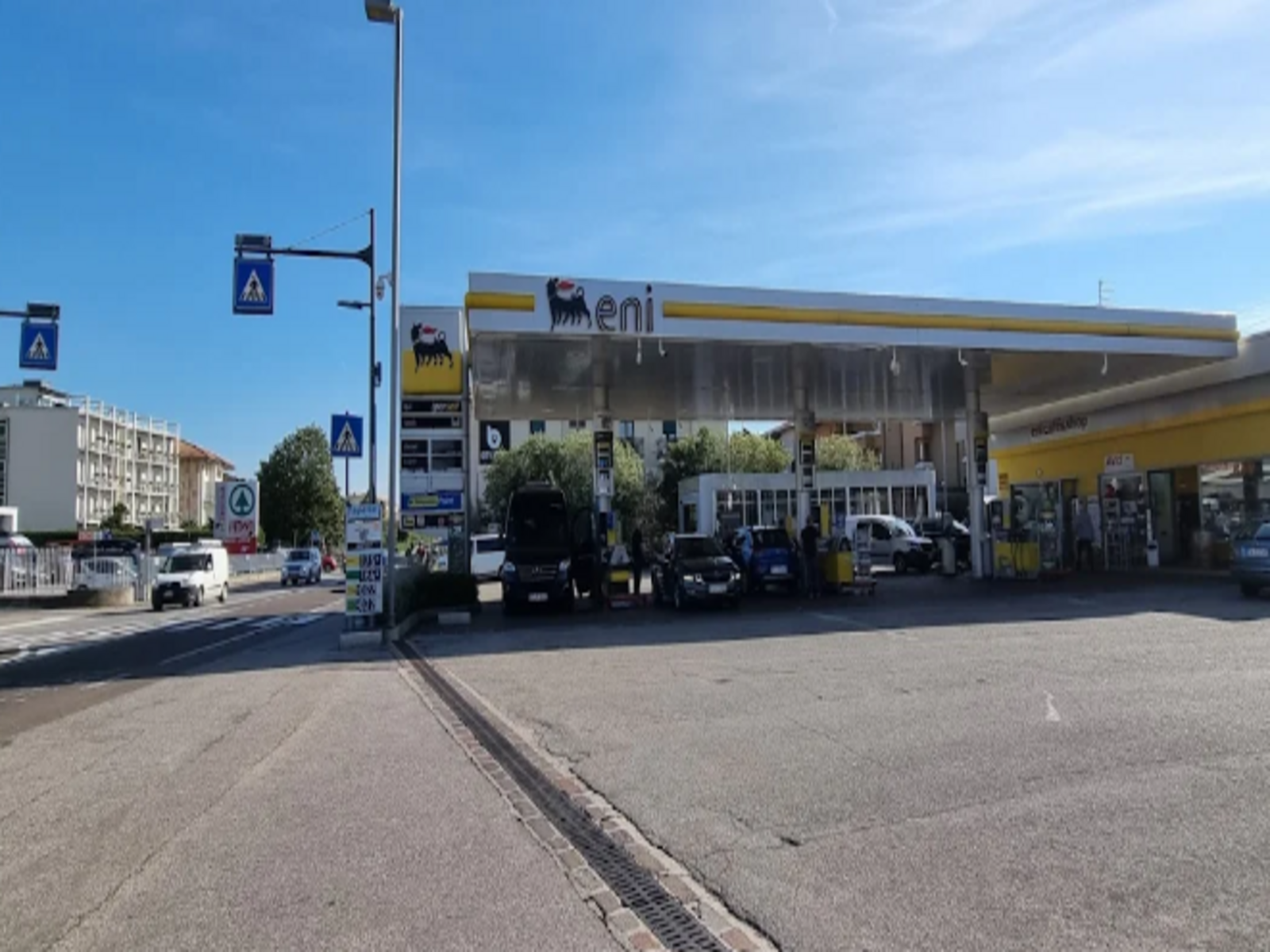 Distributore di benzina  ENI Bardolino